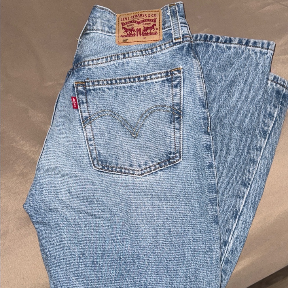 Levi's women’s Light Wash Straight Leg Jeans